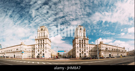 Minsk, Weißrussland. Zwei Gebäude Türme symbolisieren die Tore von Minsk, Bahnhofsplatz. Überqueren die Straßen von Kirova und Bobruyskaya. Sowjetischen Erbe Stockfoto