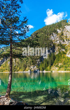 Helle Farben der Herbst n österreichischen Alpenseen Stockfoto