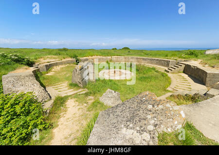 POINTE DU HOC, FRANKREICH - JUNI 2014; Überreste der Pistole Grube verwendet während des zweiten Weltkrieges Stockfoto