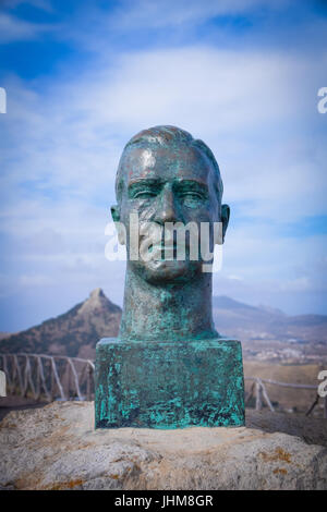 Bronzestatue des Künstlers Francisco José Peile Da Costa Maya am Aussichtspunkt Miradouro das Flores, Porto Santo Insel, Madeira, Portugal Stockfoto