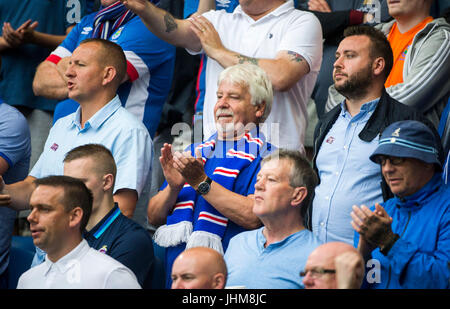 Ehemalige DUP MLA Sammy Douglas (Mitte) bei den Linfield Fans während der UEFA Champions League Qualifikation, 2. Runde, Hinspiel entsprechen im Windsor Park, Belfast. Stockfoto