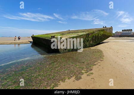 ARROMANCHES, FRANKREICH - JUNI 2014; Reste von den temporären Hafen während des zweiten Weltkrieges verwendet. Stockfoto