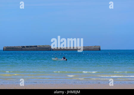 ARROMANCHES, FRANKREICH - JUNI 2014; Reste von den temporären Hafen während des zweiten Weltkrieges verwendet. Stockfoto