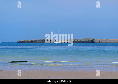 ARROMANCHES, FRANKREICH - JUNI 2014; Reste von den temporären Hafen während des zweiten Weltkrieges verwendet. Stockfoto