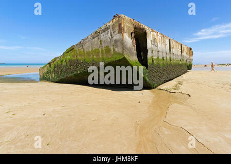 ARROMANCHES, FRANKREICH - JUNI 2014; Reste von den temporären Hafen während des zweiten Weltkrieges verwendet. Stockfoto