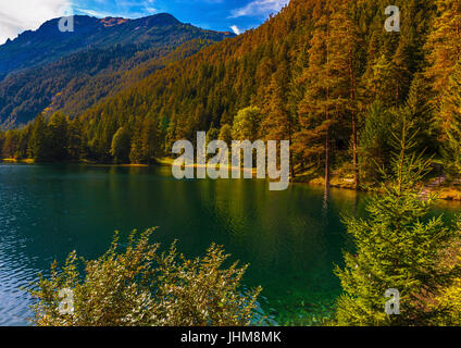 Helle Farben der Herbst n österreichischen Alpenseen Stockfoto