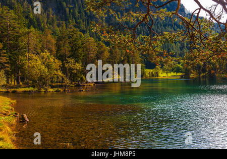 Helle Farben der Herbst n österreichischen Alpenseen Stockfoto