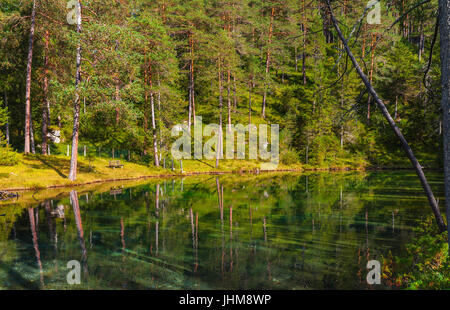 Helle Farben der Herbst n österreichischen Alpenseen Stockfoto