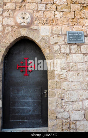 Eine rote Jerusalem Kreuz auf der Tür von St John's Church in Nahariya, Israel. Stockfoto