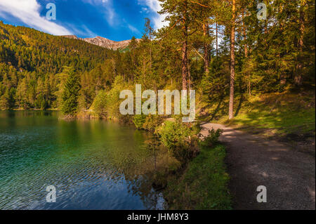 Helle Farben der Herbst n österreichischen Alpenseen Stockfoto