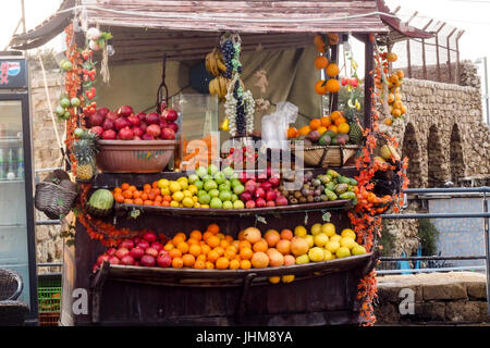 Ein Stall mit einer Vielzahl von Früchten für die Herstellung von Saft in ein Markt im Freien in Akko, Israel geladen. Stockfoto