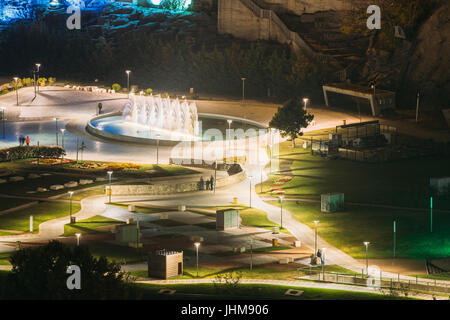 Tiflis (Tbilissi), Georgien. Abend Nacht malerische Luftaufnahme des Park Rike In heller Beleuchtung und Nachtverkehr Nikoloz Baratashvili zunehmen. Stockfoto