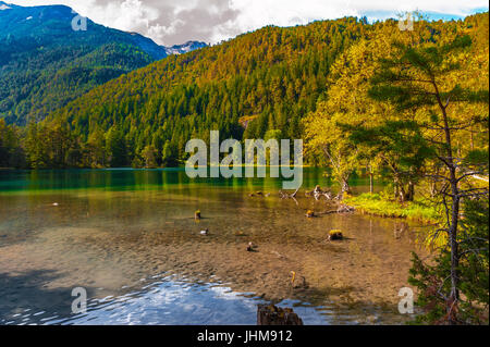 Helle Farben der Herbst n österreichischen Alpenseen Stockfoto