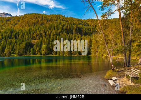 Helle Farben der Herbst n österreichischen Alpenseen Stockfoto