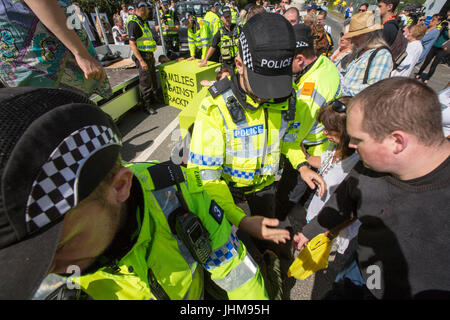 Gillian Kelly und drei Generationen ihrer Familie erfolgreich besiegen die Polizei und verwalten, um außerhalb der Cuadrilla Fracking Website auf Preston Ne lock-on Stockfoto