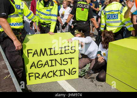 Gillian Kelly und drei Generationen ihrer Familie erfolgreich besiegen die Polizei und verwalten, um außerhalb der Cuadrilla Fracking Website auf Preston Ne lock-on Stockfoto