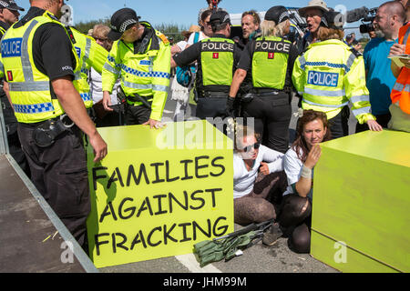 Gillian Kelly und drei Generationen ihrer Familie erfolgreich besiegen die Polizei und verwalten, um außerhalb der Cuadrilla Fracking Website auf Preston Ne lock-on Stockfoto