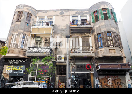 Fassade eines Bauhaus Gebäude verfallen auf Sheinkin St, Tel Aviv, Israel. Stockfoto