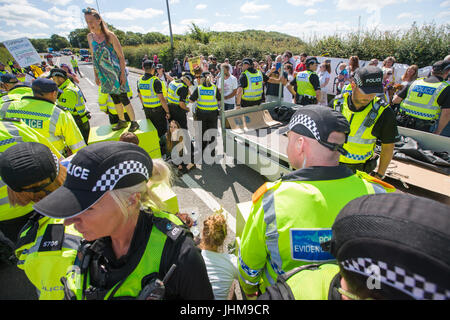 Gillian Kelly und drei Generationen ihrer Familie erfolgreich besiegen die Polizei und verwalten, um außerhalb der Cuadrilla Fracking Website auf Preston Ne lock-on Stockfoto