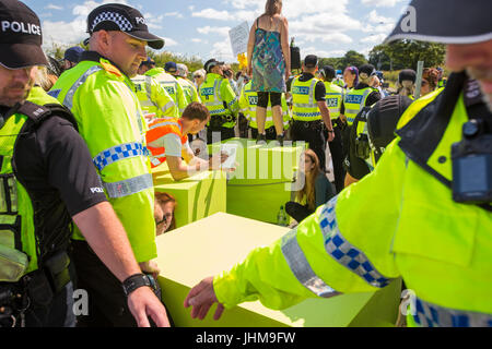 Gillian Kelly und drei Generationen ihrer Familie erfolgreich besiegen die Polizei und verwalten, um außerhalb der Cuadrilla Fracking Website auf Preston Ne lock-on Stockfoto