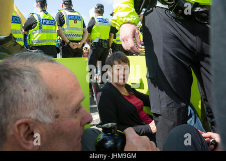 Gillian Kelly und drei Generationen ihrer Familie erfolgreich besiegen die Polizei und verwalten, um außerhalb der Cuadrilla Fracking Website auf Preston Ne lock-on Stockfoto