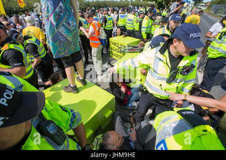 Gillian Kelly und drei Generationen ihrer Familie erfolgreich besiegen die Polizei und verwalten, um außerhalb der Cuadrilla Fracking Website auf Preston Ne lock-on Stockfoto