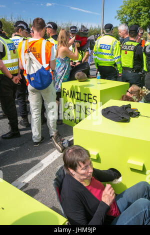 Gillian Kelly und drei Generationen ihrer Familie erfolgreich besiegen die Polizei und verwalten, um außerhalb der Cuadrilla Fracking Website auf Preston Ne lock-on Stockfoto