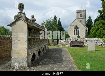 Biene-Schutz auf dem Friedhof der Pfarrkirche, Hartpury, Gloucestershire, England UK Stockfoto