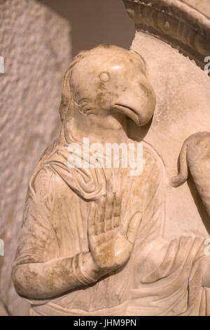 ISTANBUL, Türkei - 4 APRIL 2017:Bas-Reliefs auf den Steinen die Sarkophage der Ureinwohner von Byzanz in Istanbul Stockfoto