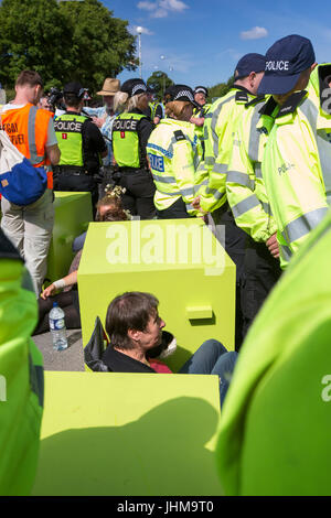 Gillian Kelly und drei Generationen ihrer Familie erfolgreich besiegen die Polizei und verwalten, um außerhalb der Cuadrilla Fracking Website auf Preston Ne lock-on Stockfoto