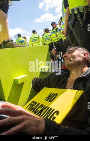 Gillian Kelly und drei Generationen ihrer Familie erfolgreich besiegen die Polizei und verwalten, um außerhalb der Cuadrilla Fracking Website auf Preston Ne lock-on Stockfoto