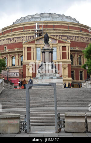 Albert Hall, London, UK. 14. Juli 2017. Sicherheitsschranken außerhalb der Albert Hall nach den jüngsten Terroranschlägen. Prommer Schlangestehen für die erste Nacht der Proms-Konzert in der Royal Albert Hall. Bildnachweis: Matthew Chattle/Alamy Live-Nachrichten Stockfoto