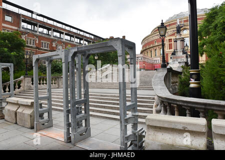 Albert Hall, London, UK. 14. Juli 2017. Sicherheitsschranken außerhalb der Albert Hall nach den jüngsten Terroranschlägen. Prommer Schlangestehen für die erste Nacht der Proms-Konzert in der Royal Albert Hall. Bildnachweis: Matthew Chattle/Alamy Live-Nachrichten Stockfoto