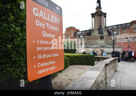 Albert Hall, London, UK. 14. Juli 2017. Prommer Schlangestehen für die erste Nacht der Proms-Konzert in der Royal Albert Hall. Bildnachweis: Matthew Chattle/Alamy Live-Nachrichten Stockfoto