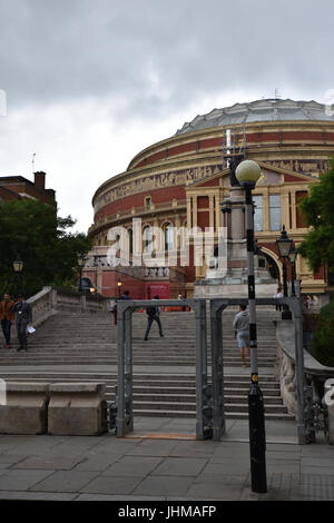 Albert Hall, London, UK. 14. Juli 2017. Sicherheitsschranken außerhalb der Albert Hall nach den jüngsten Terroranschlägen. Prommer Schlangestehen für die erste Nacht der Proms-Konzert in der Royal Albert Hall. Bildnachweis: Matthew Chattle/Alamy Live-Nachrichten Stockfoto