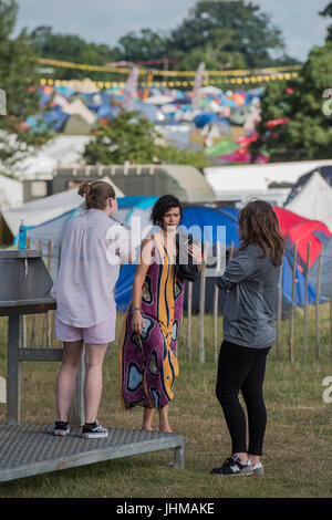 Suffolk, UK. 14. Juli 2017. Morgen Waschungen - 2017 Latitude Festival, Henham Park. Suffolk-14. Juli 2017-Credit: Guy Bell/Alamy Live-Nachrichten Stockfoto