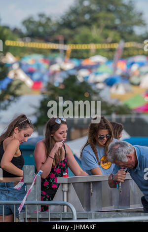 Suffolk, UK. 14. Juli 2017. Morgen Waschungen - 2017 Latitude Festival, Henham Park. Suffolk-14. Juli 2017-Credit: Guy Bell/Alamy Live-Nachrichten Stockfoto