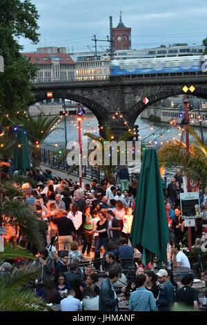 Berlin, Deutschland. 13. Juli 2017. Zahlreiche Menschen tanzen in der Beach Bar an den Rändern der Monbijoupark in Berlin, Deutschland, 13. Juli 2017. Die Open Air-Locations zählt zu den ersten Strandbars in Deutschland. Tanz-Fans treffen sich an der Bar direkt an der Spree und über de Bode-Museum um auf den Klang des Tango, Salsa und Walzer zu verschieben. Foto: Paul Zinken/Dpa/Alamy Live News Stockfoto