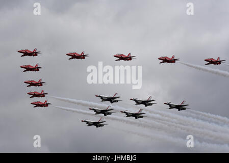 Das Royal International Air Tattoo wurde mit einer einzigartigen Formation der RAF Red Arrows mit den United States Air Force Thunderbirds-Teams eröffnet Stockfoto