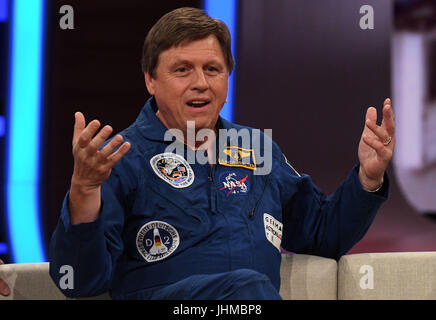 Köln, Deutschland. 13. Juli 2017. Astronaut Ulrich Walter führt während der Aufzeichnung der ZDF-TV-Show "Wir Lieben Fernsehen" (wir lieben Fernsehen) in Köln, 13. Juli 2017. Foto: Henning Kaiser/Dpa/Alamy Live News Stockfoto