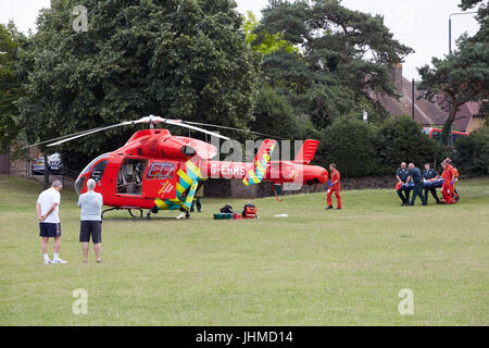 Bexley Village, London, UK. 14. Juli 2017. Eine Frau, die schwere Verletzungen erlitten, nach ein Sturz in Bexley Dorf durch die London Air Ambulance ins Krankenhaus eingeliefert wurde. Der Helikopter landete in den goldenen Acker in der Nähe. Bexley, South East London, UK, 14. Juli 2017 Credit: Steve Hickey/Alamy Live-Nachrichten Stockfoto