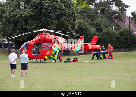 Bexley Village, London, UK. 14. Juli 2017. Eine Frau, die schwere Verletzungen erlitten, nach ein Sturz in Bexley Dorf durch die London Air Ambulance ins Krankenhaus eingeliefert wurde. Der Helikopter landete in den goldenen Acker in der Nähe. Bexley, South East London, UK, 14. Juli 2017 Credit: Steve Hickey/Alamy Live-Nachrichten Stockfoto