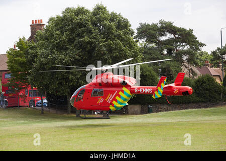 Bexley Village, London, UK. 14. Juli 2017. Eine Frau, die schwere Verletzungen erlitten, nach ein Sturz in Bexley Dorf durch die London Air Ambulance ins Krankenhaus eingeliefert wurde. Der Helikopter landete in den goldenen Acker in der Nähe. Bexley, South East London, UK, 14. Juli 2017 Credit: Steve Hickey/Alamy Live-Nachrichten Stockfoto