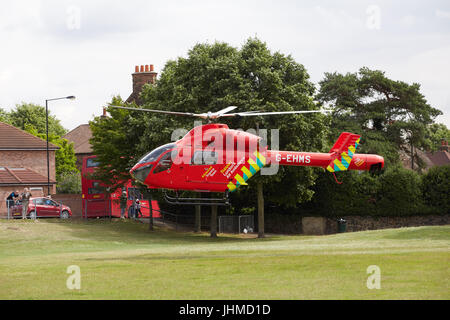 Bexley Village, London, UK. 14. Juli 2017. Eine Frau, die schwere Verletzungen erlitten, nach ein Sturz in Bexley Dorf durch die London Air Ambulance ins Krankenhaus eingeliefert wurde. Der Helikopter landete in den goldenen Acker in der Nähe. Bexley, South East London, UK, 14. Juli 2017 Credit: Steve Hickey/Alamy Live-Nachrichten Stockfoto