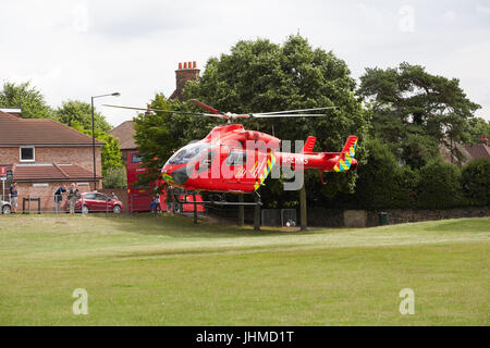 Bexley Village, London, UK. 14. Juli 2017. Eine Frau, die schwere Verletzungen erlitten, nach ein Sturz in Bexley Dorf durch die London Air Ambulance ins Krankenhaus eingeliefert wurde. Der Helikopter landete in den goldenen Acker in der Nähe. Bexley, South East London, UK, 14. Juli 2017 Credit: Steve Hickey/Alamy Live-Nachrichten Stockfoto