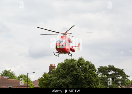 Bexley Village, London, UK. 14. Juli 2017. Eine Frau, die schwere Verletzungen erlitten, nach ein Sturz in Bexley Dorf durch die London Air Ambulance ins Krankenhaus eingeliefert wurde. Der Helikopter landete in den goldenen Acker in der Nähe. Bexley, South East London, UK, 14. Juli 2017 Credit: Steve Hickey/Alamy Live-Nachrichten Stockfoto