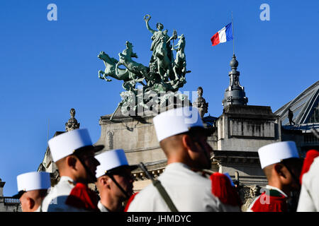 Paris, Frankreich. 14. Juli 2017. Die Teilnehmer versammeln sich auf der Champs-Elysees Avenue vor der jährlichen Tag der Bastille Militärparade in Paris, Frankreich, 14. Juli 2017. Bildnachweis: Chen Yichen/Xinhua/Alamy Live-Nachrichten Stockfoto