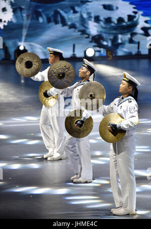 Hong Kong, China. 13. Juli 2017. Mitglieder des China Peoples Liberation Army navy Militärkapelle führen während der International Military Tattoo in der Feier des 20. Jahrestages der Gründung der Hong Kong Special Administrative Region in Hongkong, Südchina, 13. Juli 2017. Die Veranstaltung findet statt in Hong Kong Coliseum von Juli 13 bis 15. Bildnachweis: Wang Xi/Xinhua/Alamy Live-Nachrichten Stockfoto