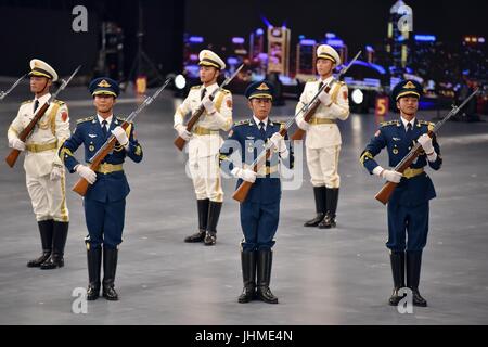 Hong Kong, China. 13. Juli 2017. Soldaten der chinesischen Volksbefreiungsarmee (PLA) Garnison in Hong Kong spezielle Administrative Region (HKSAR) durchführen während das International Military Tattoo in der Feier des 20. Jahrestages der Gründung der Sonderverwaltungsregion Hongkong in Hongkong, Südchina, 13. Juli 2017. Die Veranstaltung findet statt in Hong Kong Coliseum von Juli 13 bis 15. Bildnachweis: Wang Xi/Xinhua/Alamy Live-Nachrichten Stockfoto