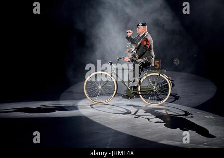 Hong Kong, China. 13. Juli 2017. Ein Mitglied der königlichen Armee montiert Regimenter Niederlande führt während der International Military Tattoo in der Feier des 20. Jahrestages der Gründung der Hong Kong Special Administrative Region in Hongkong, Südchina, 13. Juli 2017. Die Veranstaltung findet statt in Hong Kong Coliseum von Juli 13 bis 15. Bildnachweis: Wang Xi/Xinhua/Alamy Live-Nachrichten Stockfoto